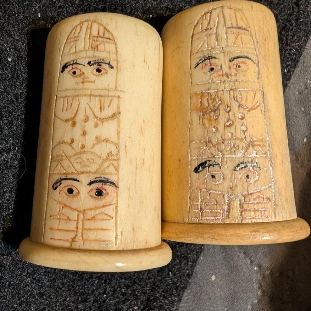 Bone or ivory thimbles with carved stylized figures - Picture 4 of 4